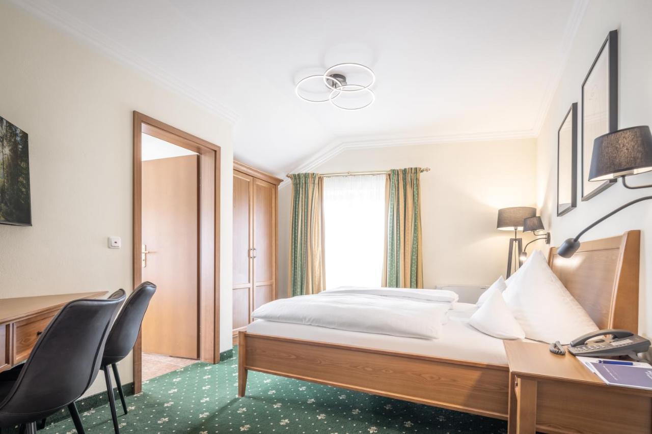 Hotel-Gasthof Hoettl デッゲンドルフ エクステリア 写真